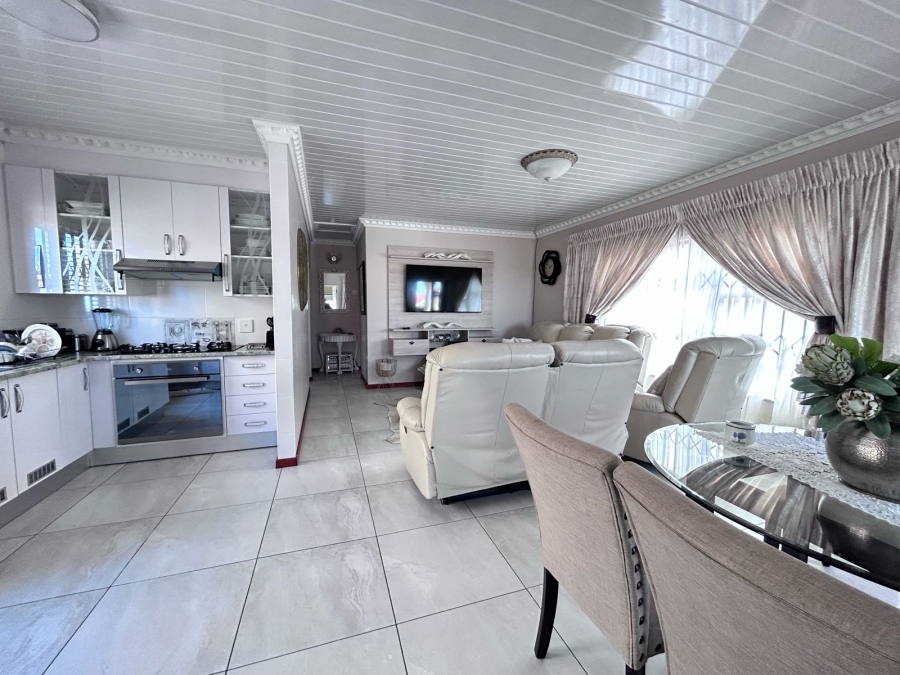 3 Bedroom Property for Sale in Cove Rock Eastern Cape